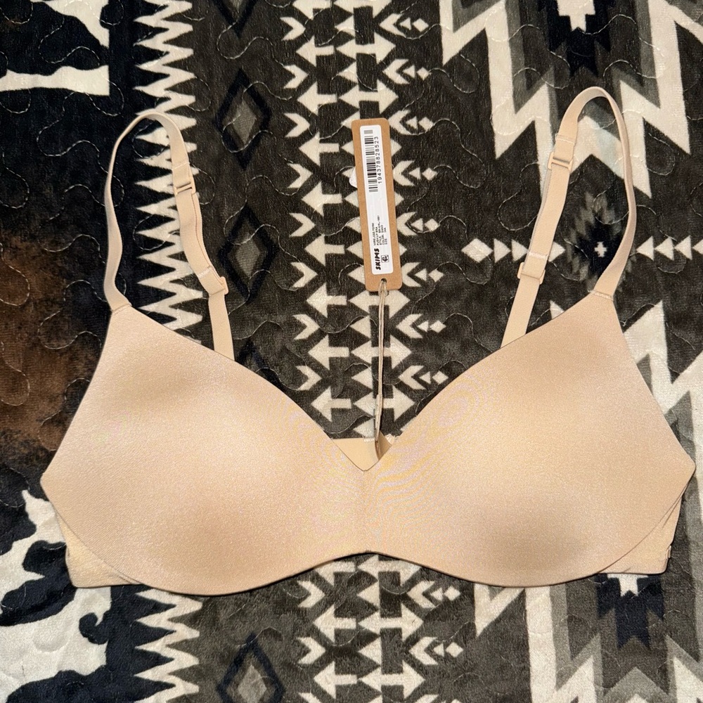 Skims wireless form push up bra 34A